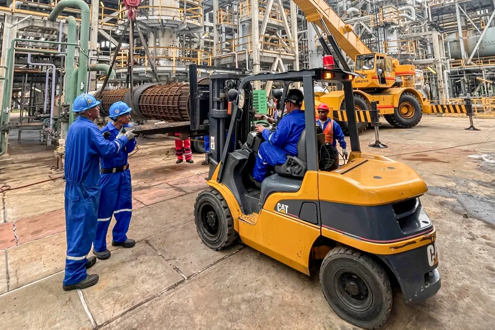 Montacarga apoyando el mantenimiento dentro de la planta