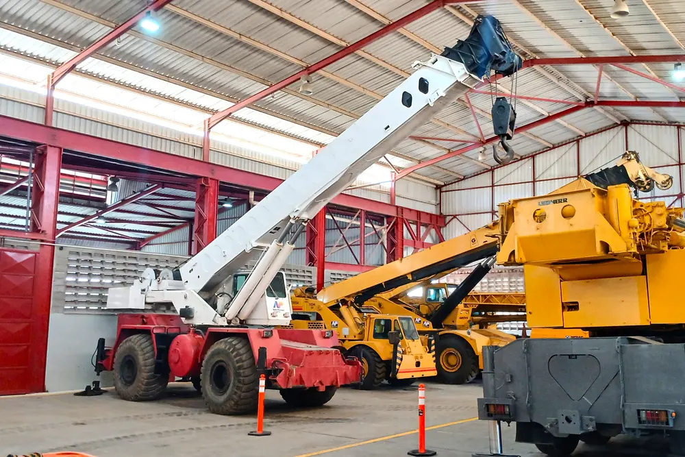 Grúas y montacargas alineados en la base operativa