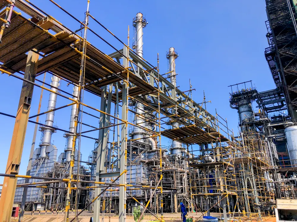 Andamiaje montado sobre una unidad de refinación durante una parada de planta