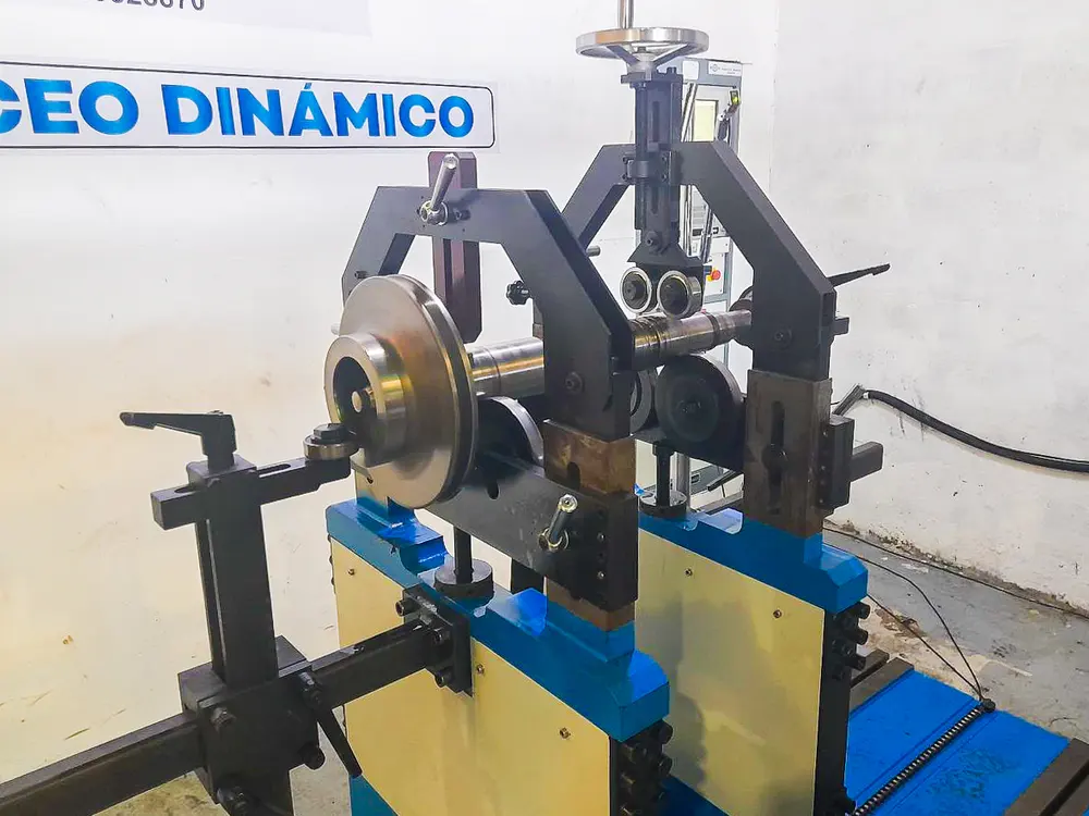 Rotor montado en banco de balanceo dinámico